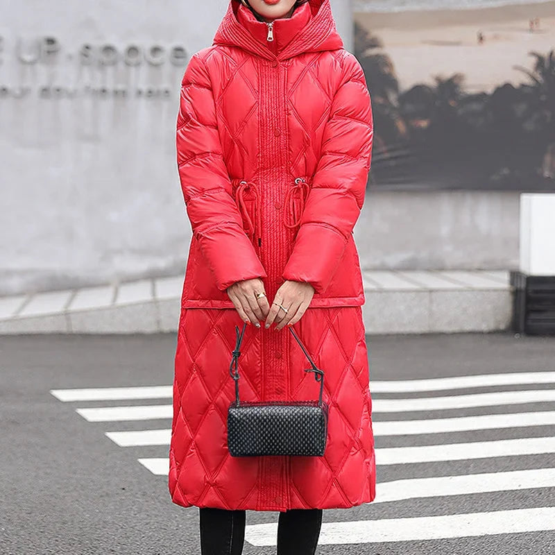 Modello di cappotto invernale lungo da donna, trapuntato per massimo calore ed eleganza. Stile casual chic.