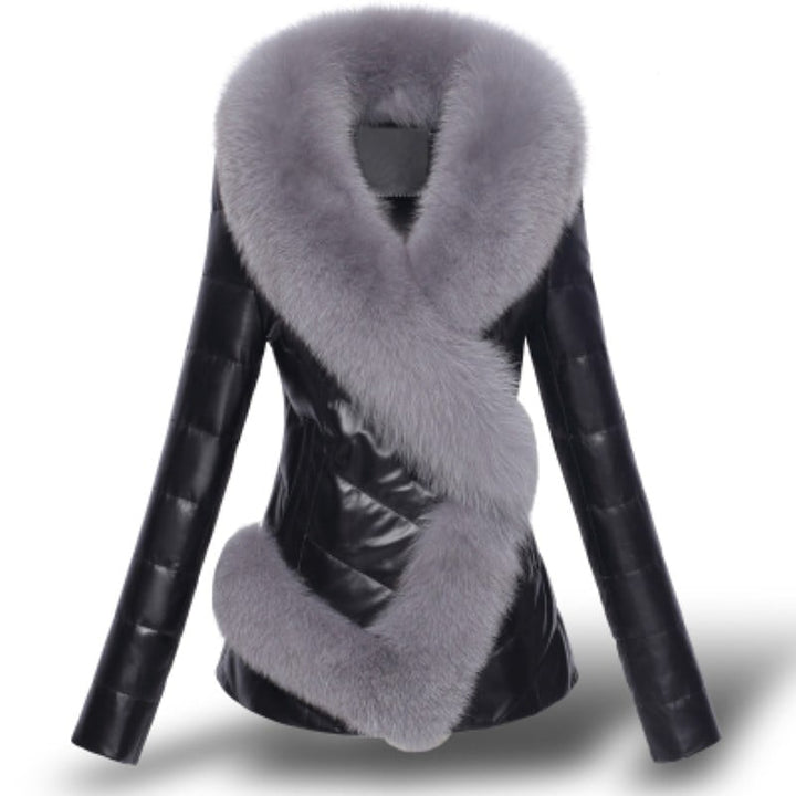Cappotto invernale donna corto elegante, slim fit, con morbido colletto. Ideale per outwear moda e freddo.