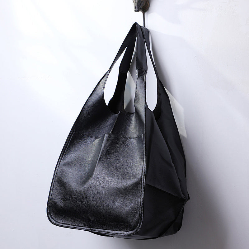 Donna con borsa a tracolla vintage, completa il look quotidiano con un tocco elegante.