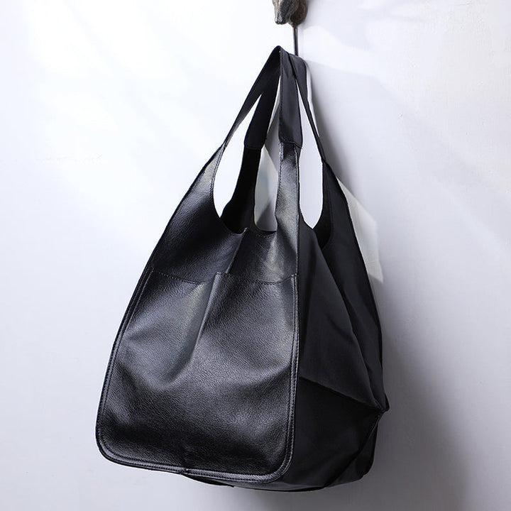 Donna con borsa a tracolla vintage, completa il look quotidiano con un tocco elegante.