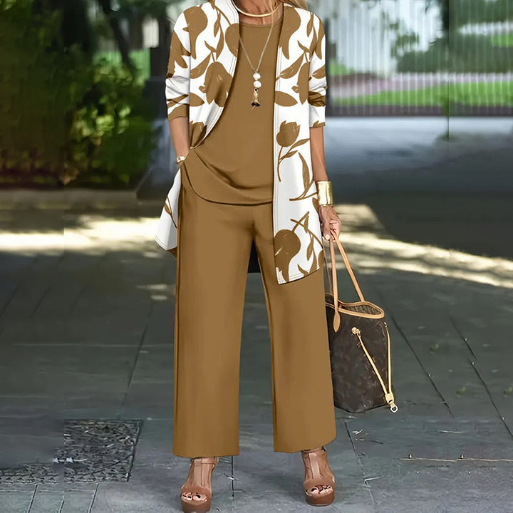 Outfit completo donna con giacca floreale e pantaloni eleganti. Tre pezzi, ultima tendenza moda.