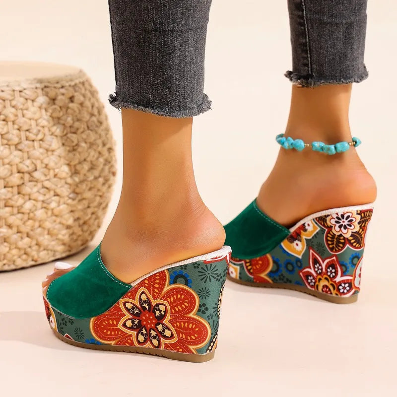 Sandali zeppa donna verdi in stile bohème, un must-have per la moda estiva.