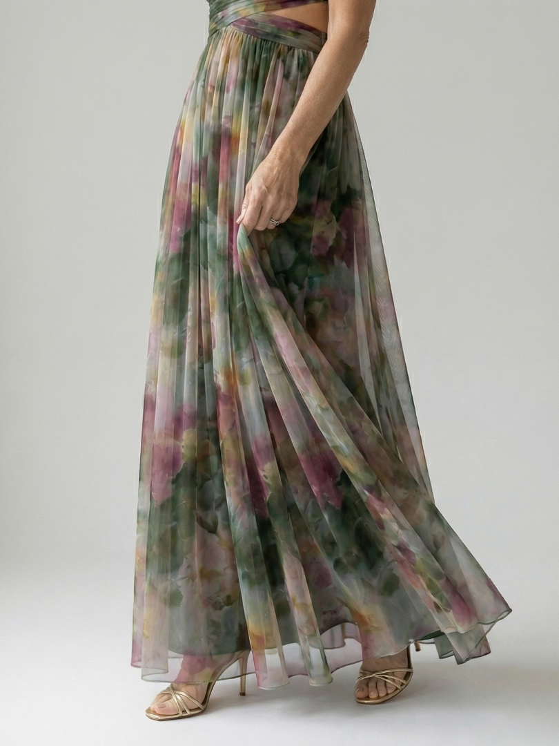 Abito incrociato lungo, fluido e leggero, per un'eleganza casual adatta a ogni outfit estivo.