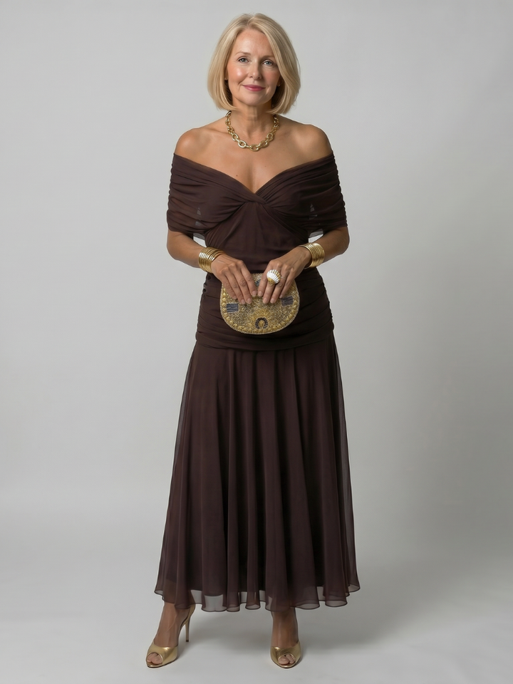 Elegante abito midi romantico, spalle scoperte, ideale per la donna che ama la moda estiva.