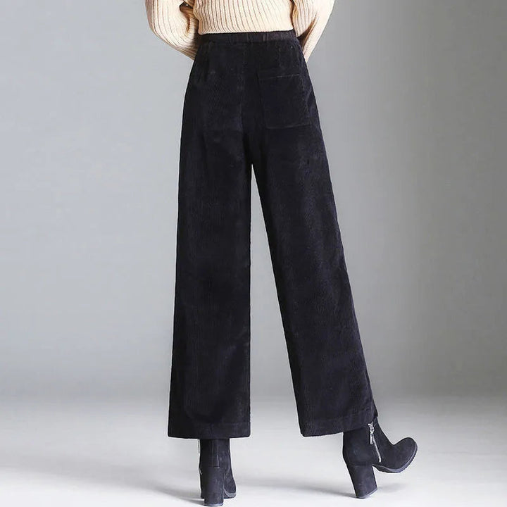Pantaloni in velluto a coste da donna, gamba larga, vita alta, per un outfit ufficio comodo e di tendenza.