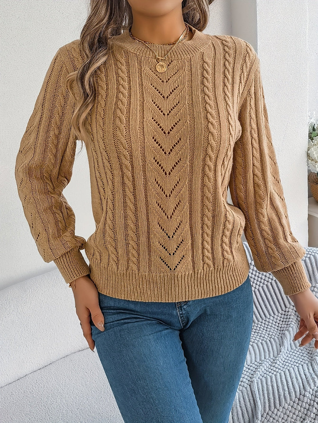 Maglione da donna a trecce grigio, girocollo e maniche lunghe. Look caldo e alla moda.