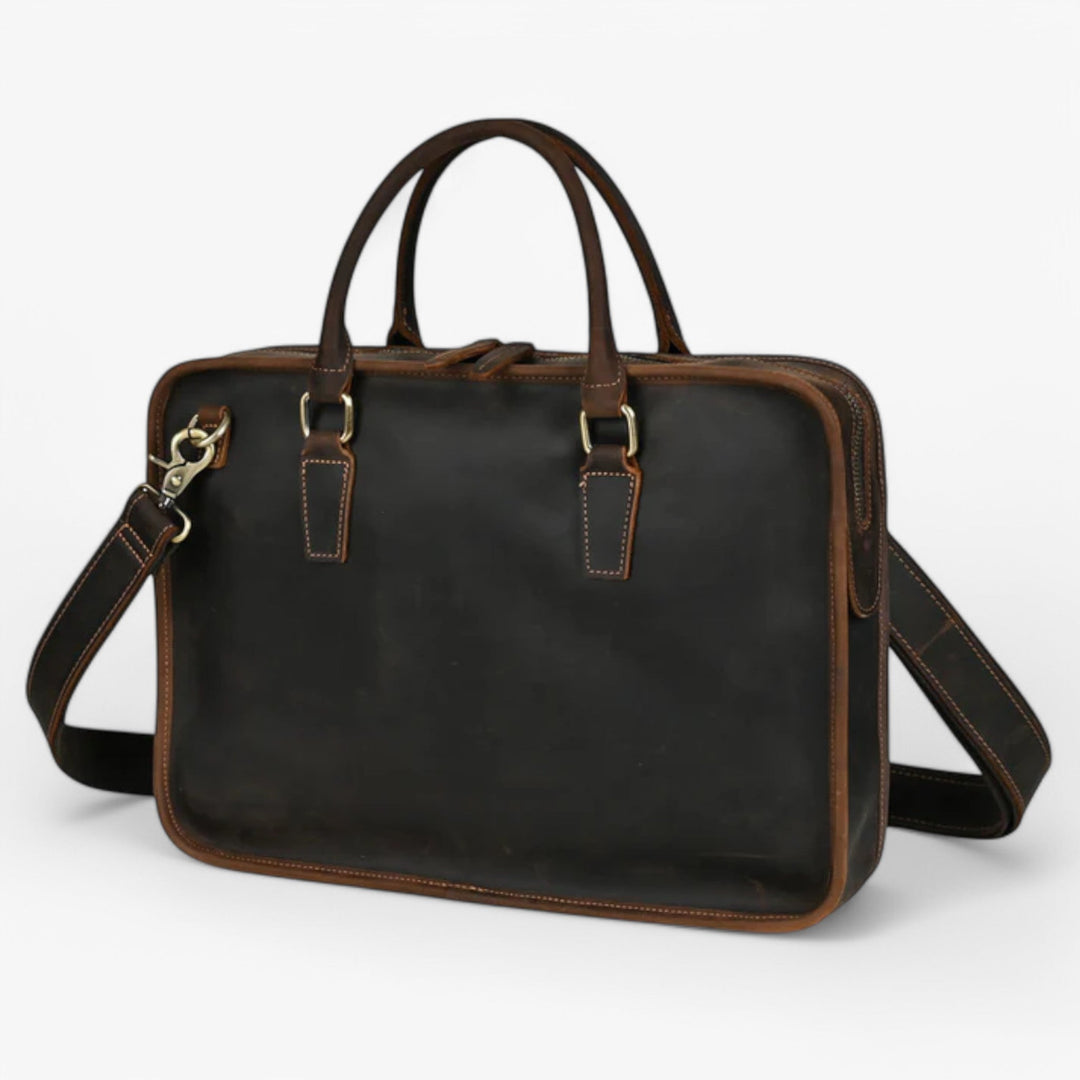 Accessorio donna elegante: borsa laptop marrone scuro per look business professionale in ufficio.