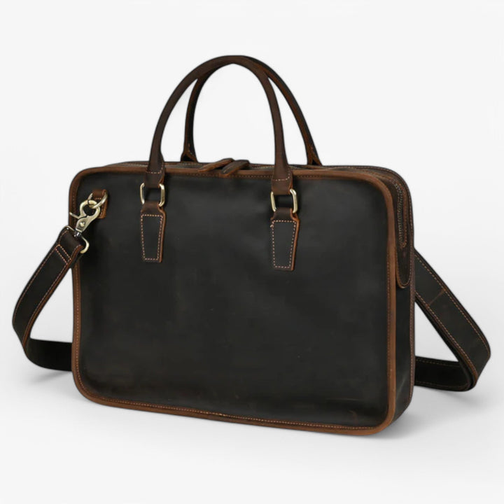 Accessorio donna elegante: borsa laptop marrone scuro per look business professionale in ufficio.