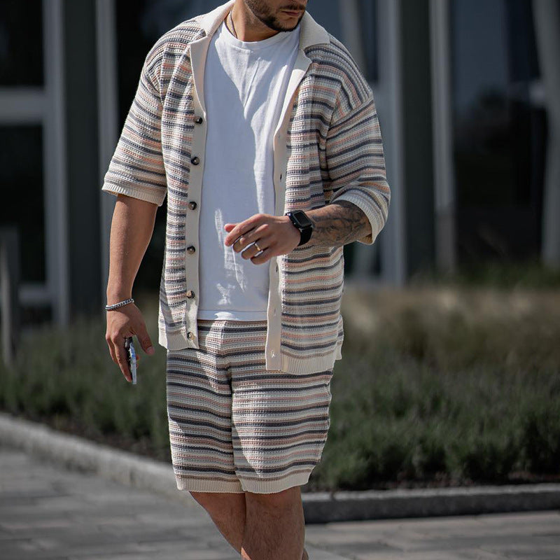 Completo sportivo estivo beige da uomo, con maglietta e shorts, ideale per abbigliamento casual e viaggio.
