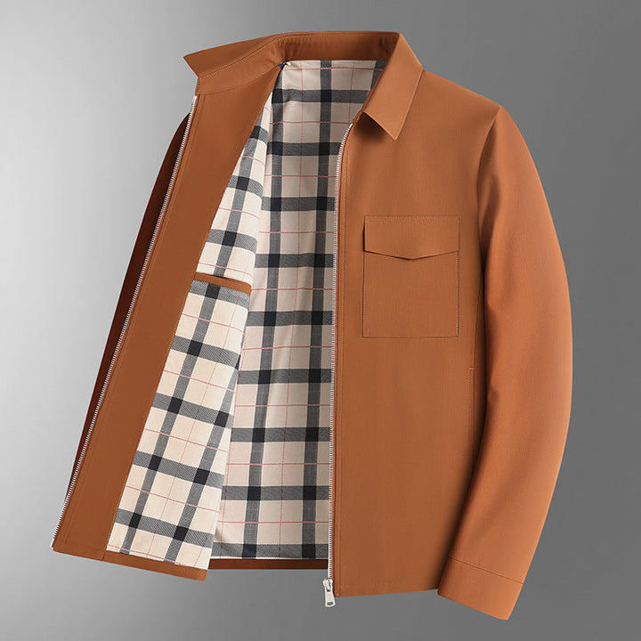 Uomo indossa giacca leggera elegante Harrington blu, ideale primavera/autunno, stile versatile moda maschile.