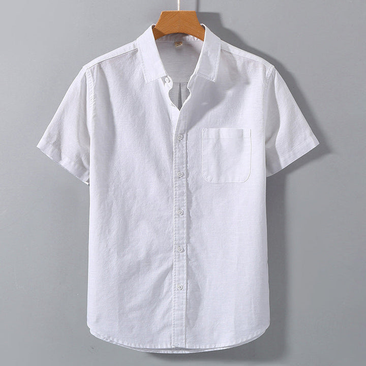 Camicia estiva uomo con maniche corte, colletto revers e vestibilità ampia. Ideale per outfit casual e moderni.