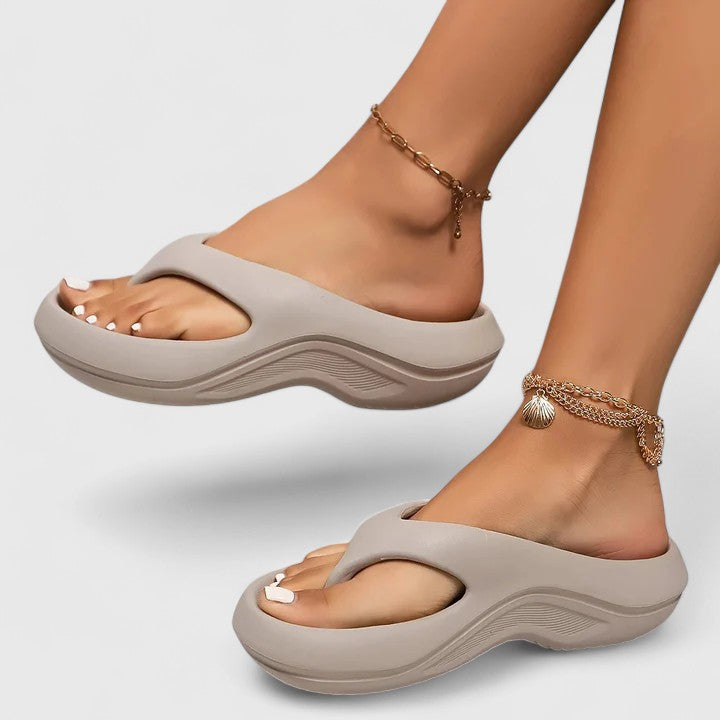 Sandali da donna ortopedici che offrono comfort, leggerezza e supporto plantare. Perfetti per casa, spiaggia o passeggio.