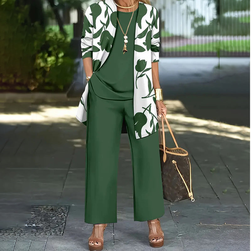 Look primaverile/autunnale: completo donna tre pezzi con giacca floreale e pantaloni eleganti.