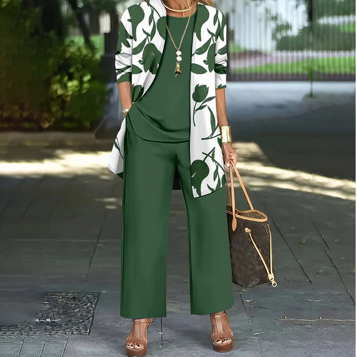 Look primaverile/autunnale: completo donna tre pezzi con giacca floreale e pantaloni eleganti.