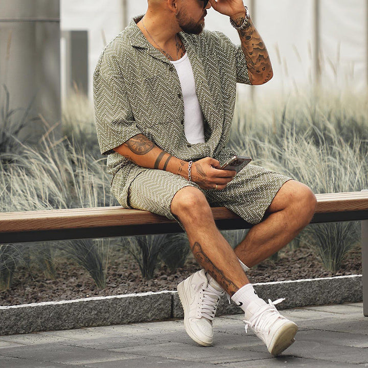 Completo uomo oliva casual, set due pezzi con camicia e pantaloncini. Perfetto per l'estate, comfort e stile maschile.