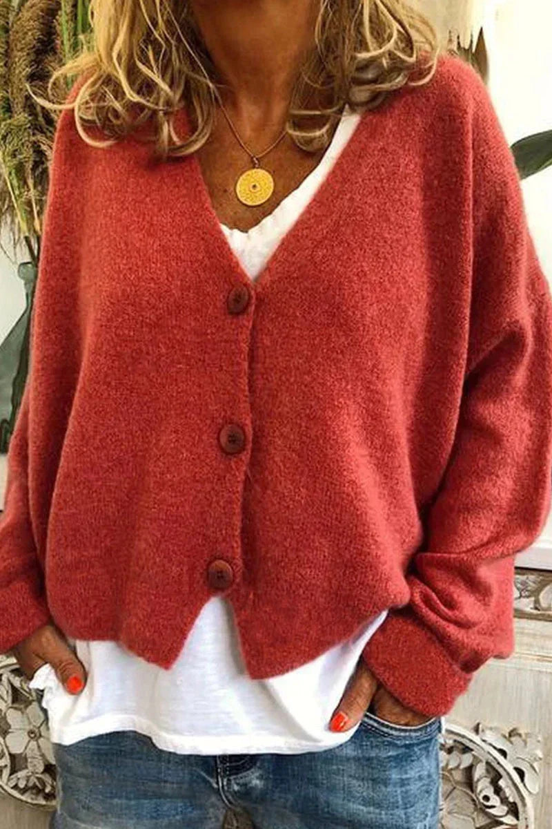 Dettaglio del cardigan donna con stile patchwork unico e scollo a V, moda autunno/inverno.