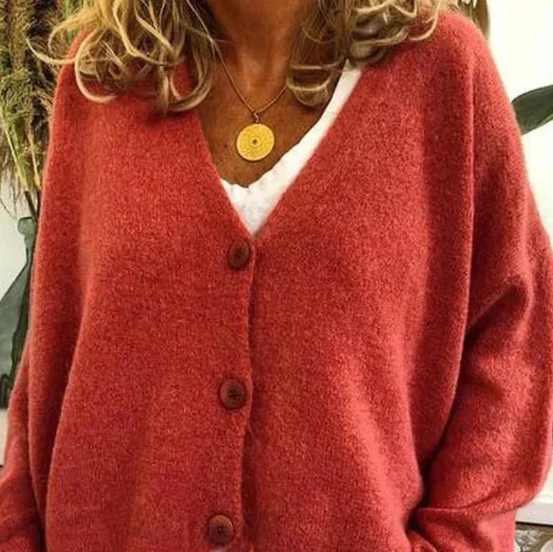 Comodo cardigan a maniche lunghe con bottoni, ideale per la moda femminile primavera autunno.