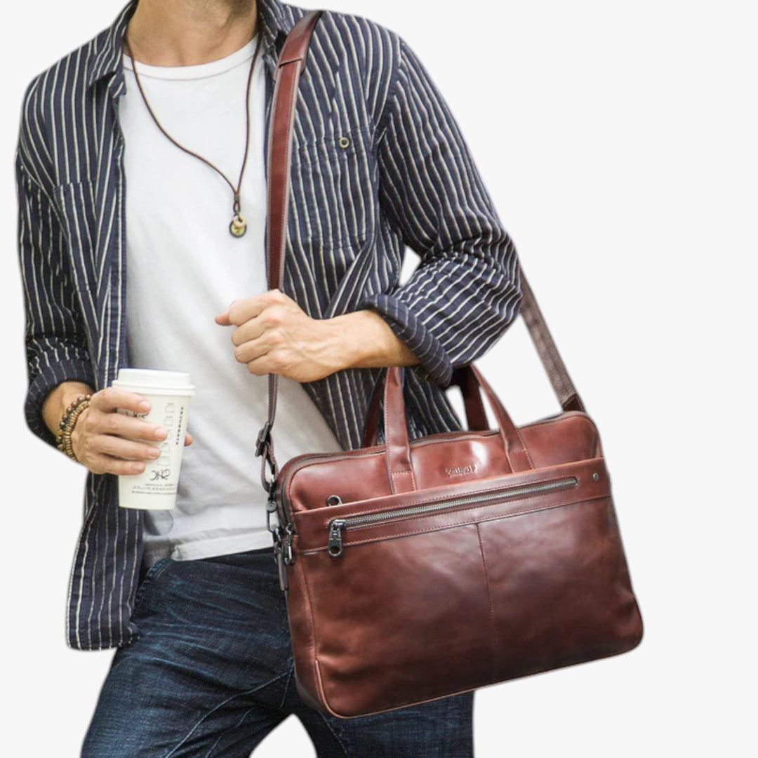 Dettaglio borsa donna elegante colore caffè. Accessorio portadocumenti e laptop, ideale per ufficio e viaggio lavoro.