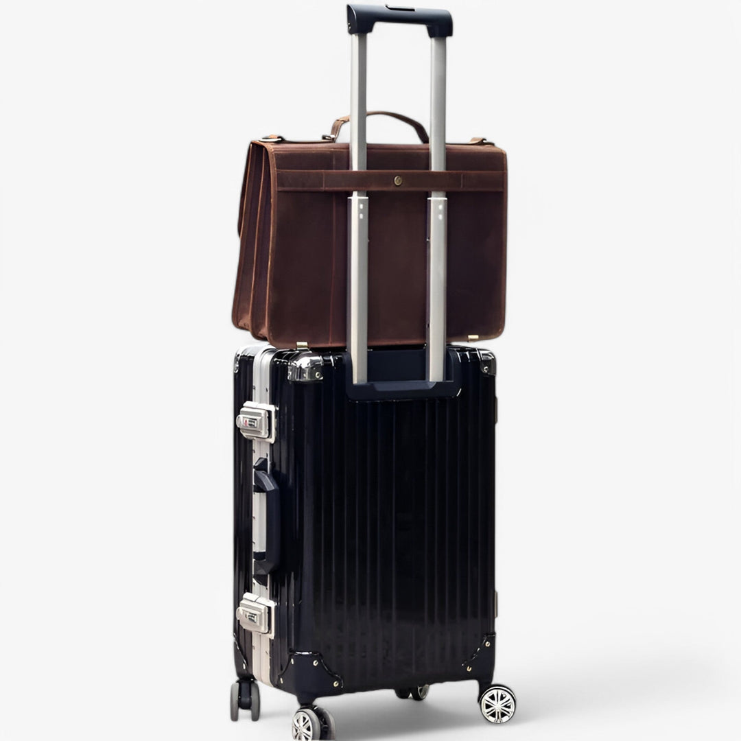 Borsa portadocumenti unisex marrone chic con patta frontale, perfetta per laptop, riunioni e viaggi leggeri.