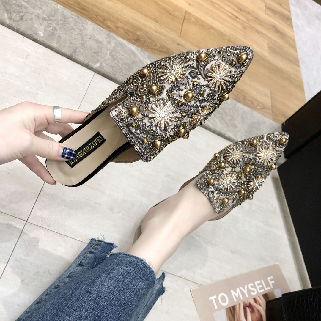 Scarpe basse donna slip-on, stile romano e punta a punta. Ideali per casa, offrono comfort e un tocco di eleganza.
