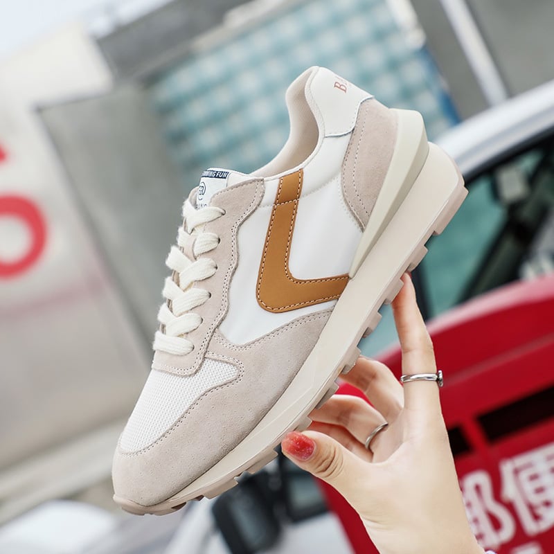 Scarpe donna casual low-top beige, con cinturino incrociato per un look sportivo e comodo. Ideali per ogni giorno.