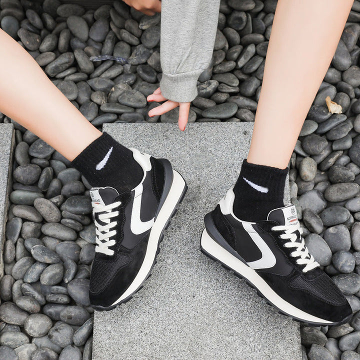 Sneakers sportive donna con cinturino incrociato, design low-top. Disponibili beige o nere, per comfort e stile moda.