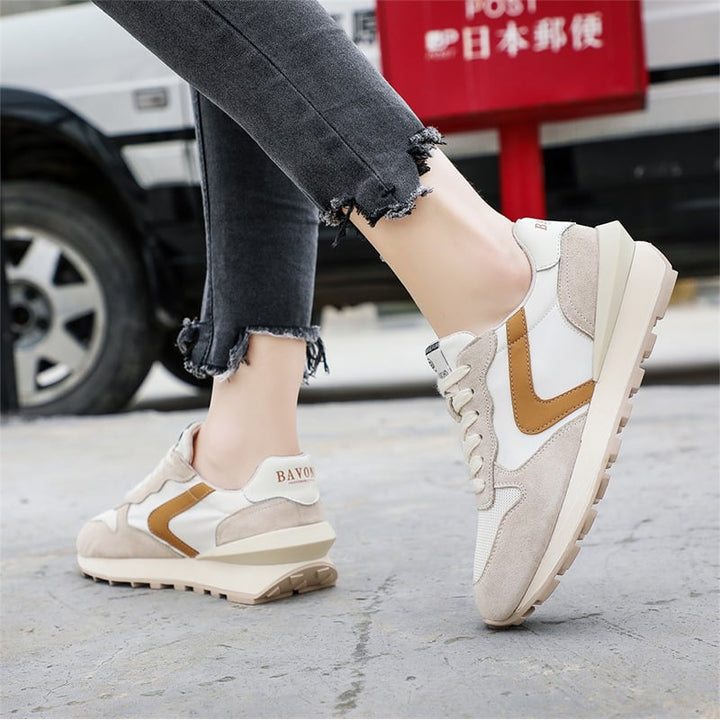 Scarpe sportive donna low-top con cinturino incrociato beige, ideali per comfort e stile casual. Sneakers comode.