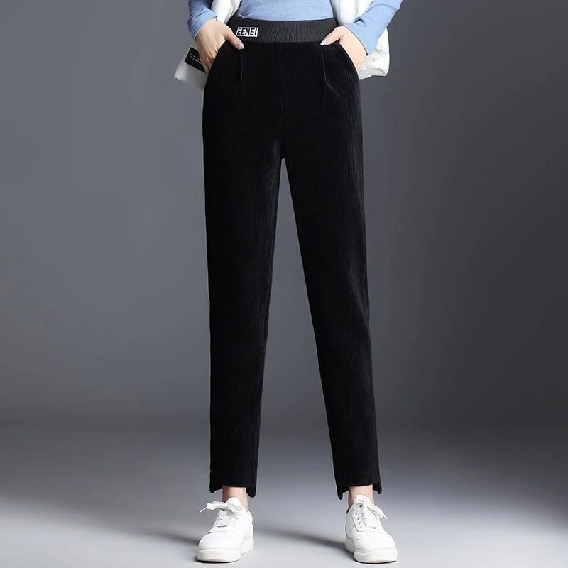 Pantaloni harem donna cropped neri in velluto a coste, vestibilità ampia per comfort e stile casual autunnale. Moda femminile rilassata.