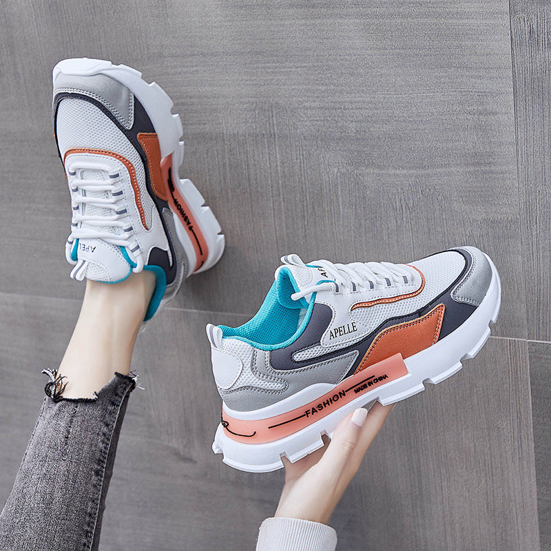 Sneakers donna nere, con tacco medio e suola antiscivolo, ideali per look casual e calzature moda primavera.