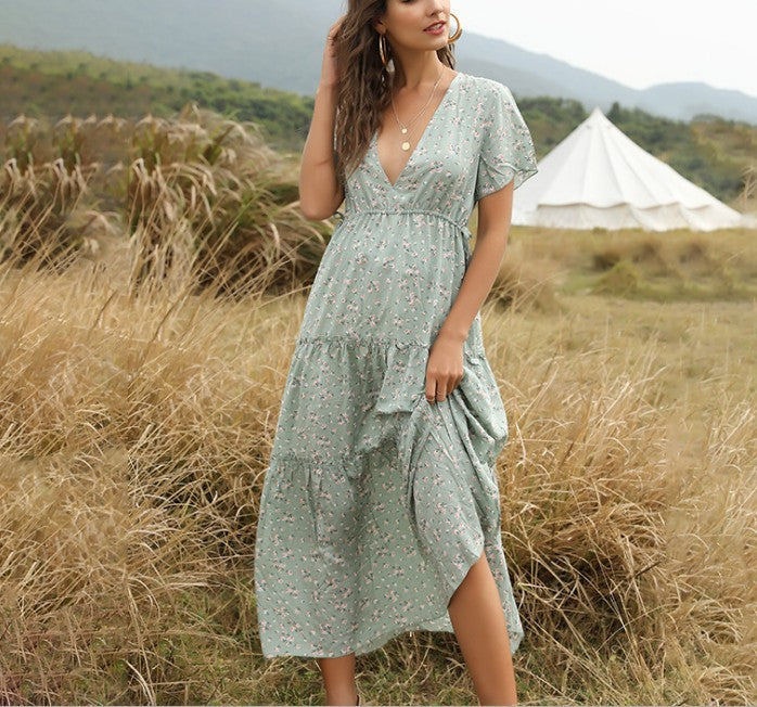 Abito lungo estivo da donna con vivace stampa floreale, spalline sottili e volant. Perfetto per la moda primavera estate.