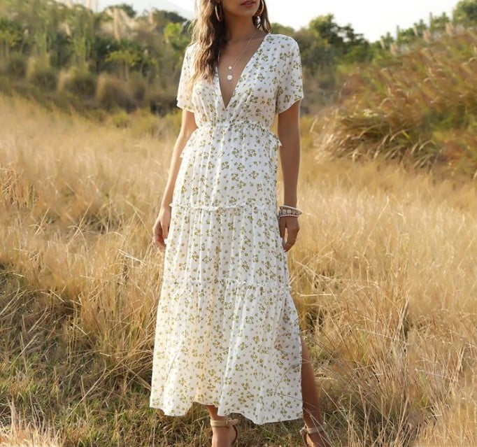 Vestito estivo lungo da donna con delicati volant, stampa floreale e spalline sottili per un comfort fresco e alla moda.