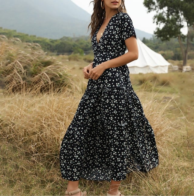 Maxi abito donna fluido con stampa floreale e dettagli volant. Ideale per un look estivo elegante o casual e confortevole.