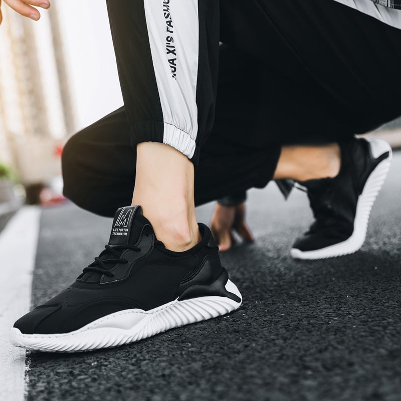 Scarpe da uomo estive con lacci e tacco piatto. Punta tonda, ideali per comfort casual e attività sportive leggere.