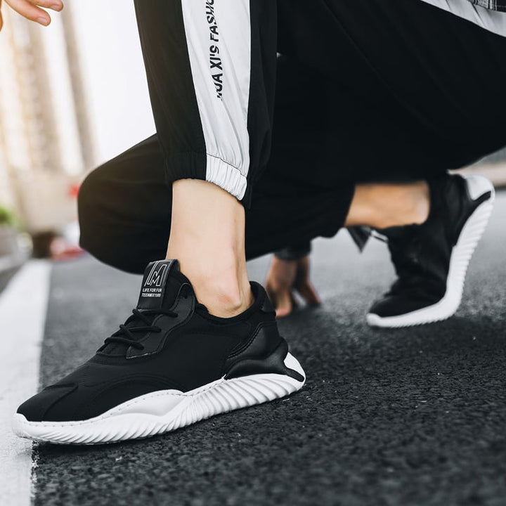 Scarpe da uomo estive con lacci e tacco piatto. Punta tonda, ideali per comfort casual e attività sportive leggere.