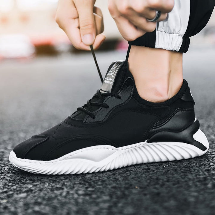 Scarpe uomo estive con lacci, tacco piatto e punta tonda. Design casual e comodo per ogni giorno.