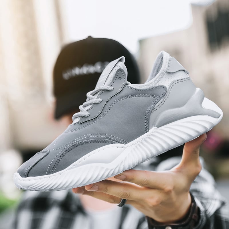Moda uomo: scarpe estive casual con lacci. Tacco piatto, punta tonda, perfette per un look sportivo e quotidiano.