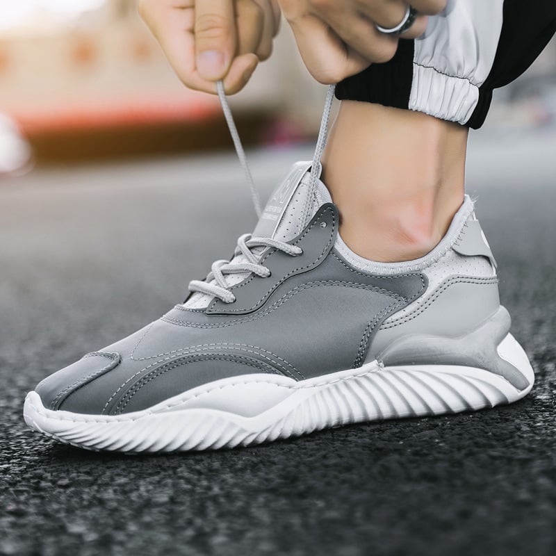 Scarpe sportive da uomo estive con lacci, punta tonda. Comode e casual, perfette per l'uso quotidiano.