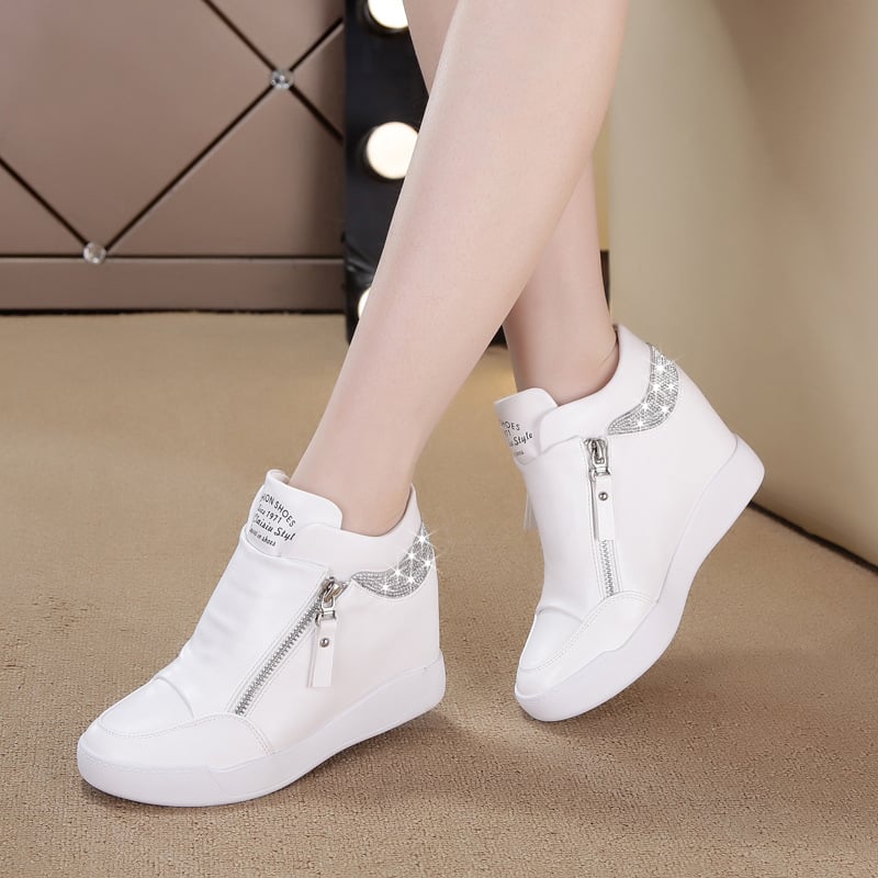 Scarpe sportive donna con tacco nascosto e platform, zip. Sneakers casual e alla moda, ideali per il comfort quotidiano.