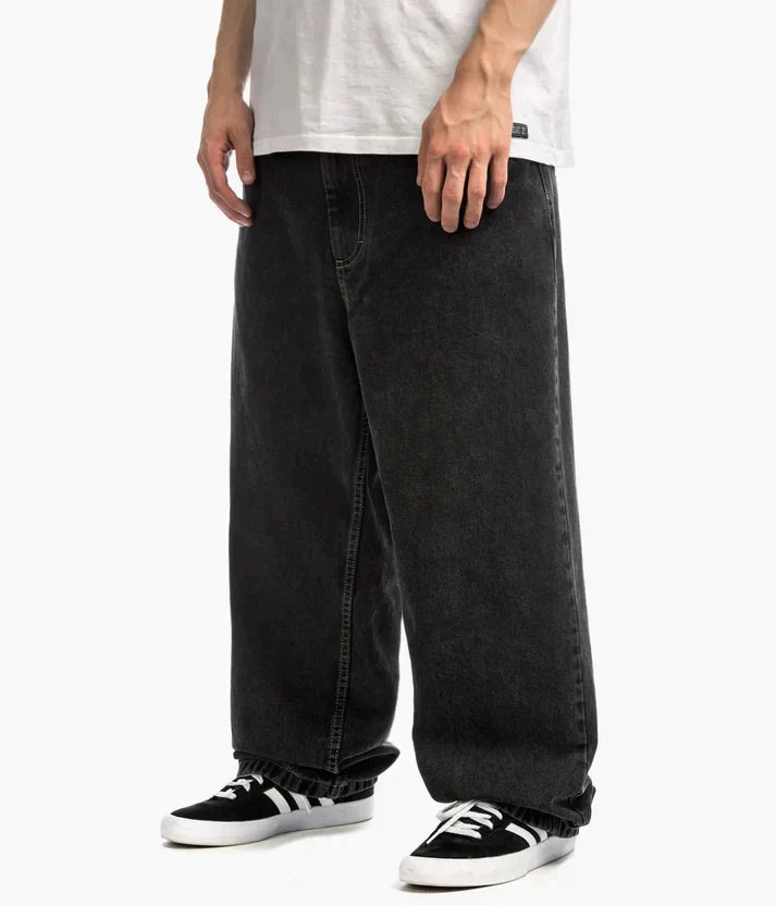Jeans larghi uomo oversize in stile streetwear urbano, look casual e trendy.