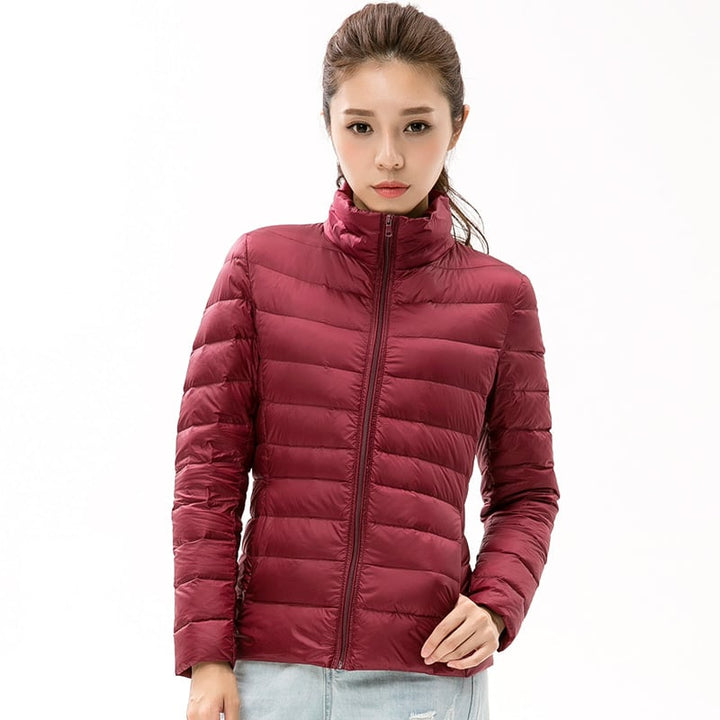 Giacca donna leggera mezza stagione, imbottita, collo alto e cerniera, comfort casual per primavera.