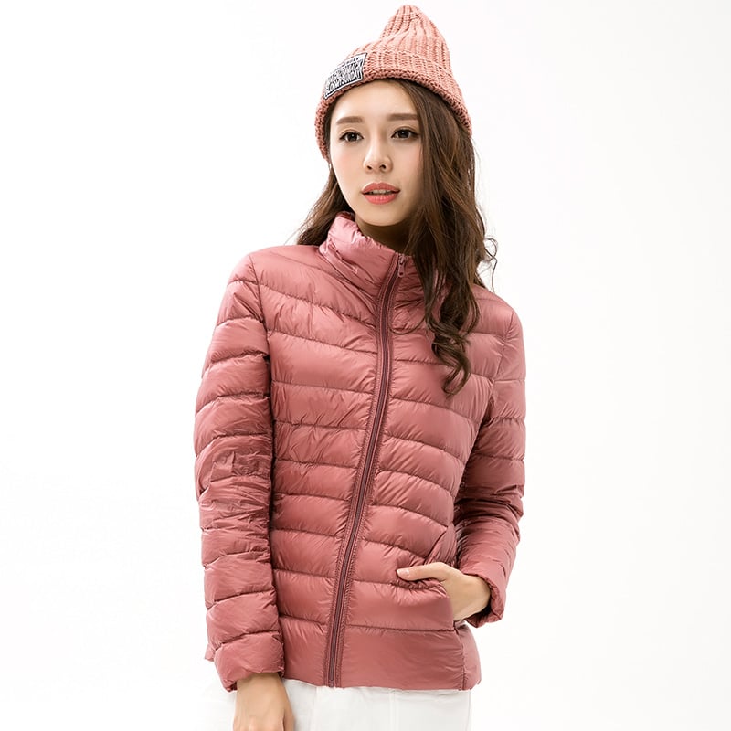 Giacca donna casual leggera con collo alto e cerniera, ideale per outerwear moda donna.