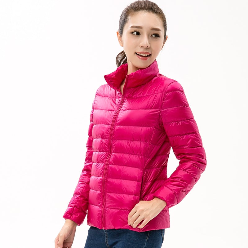 Moda donna: giacca primaverile leggera con collo alto, vestibilità casual e cerniera frontale.
