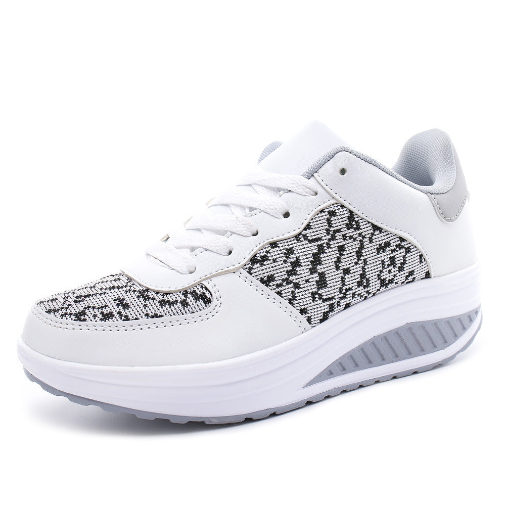 Sneakers donna platform bianche e grigie con dettagli rossi, stile moderno e comfort traspirante per ogni giorno.