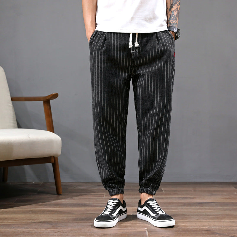 Jeans uomo harem a vita media e vestibilità ampia, ideali per un look streetwear casual e confortevole.