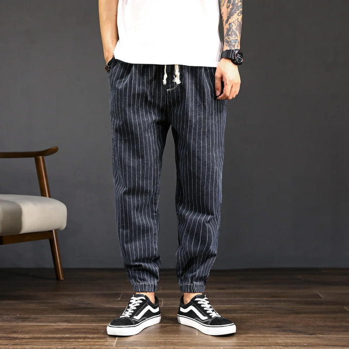 Look moderno con jeans uomo harem a vestibilità ampia e vita media, perfetti per streetwear e abbigliamento casual.