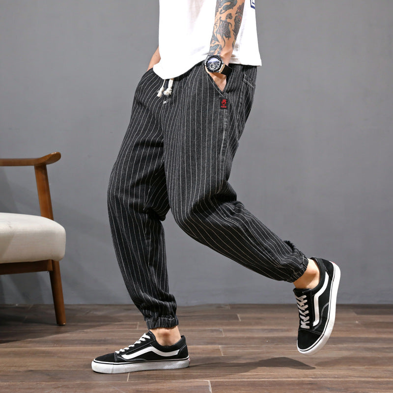 Jeans uomo harem comodi, vestibilità ampia e vita media. Pantaloni lunghi ideali per streetwear e moda casual maschile.