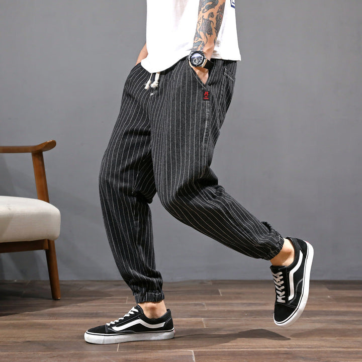 Jeans uomo harem comodi, vestibilità ampia e vita media. Pantaloni lunghi ideali per streetwear e moda casual maschile.