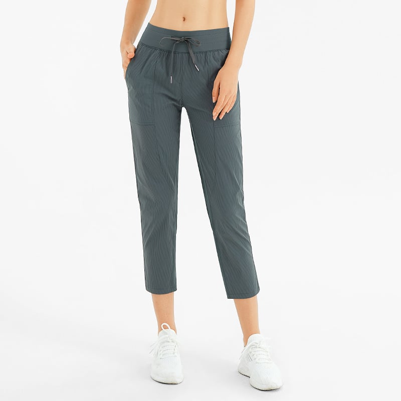 Abbigliamento yoga donna: pantaloni ampi e comodi a nove decimi con tasche laterali per relax.