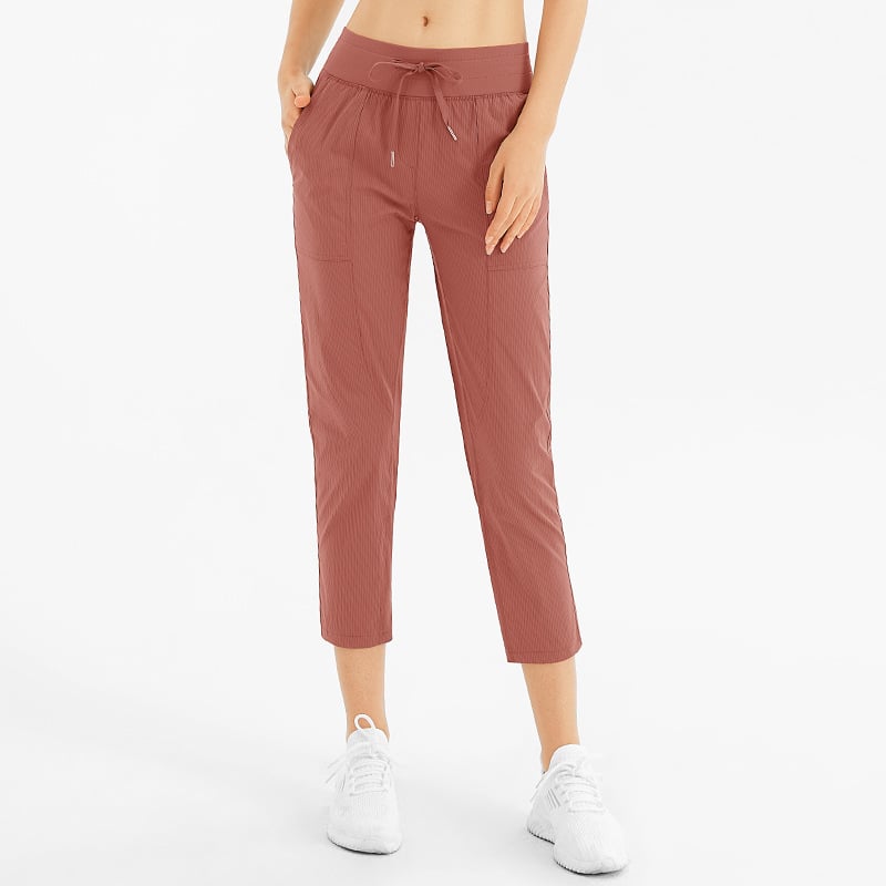 Pantaloni yoga donna a nove decimi con tasche, vestibilità ampia e confortevole per ogni attività.