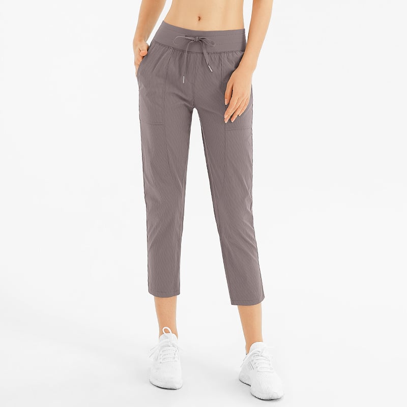 Pantaloni fitness donna a nove decimi con tasche pratiche, vestibilità comoda per sport.